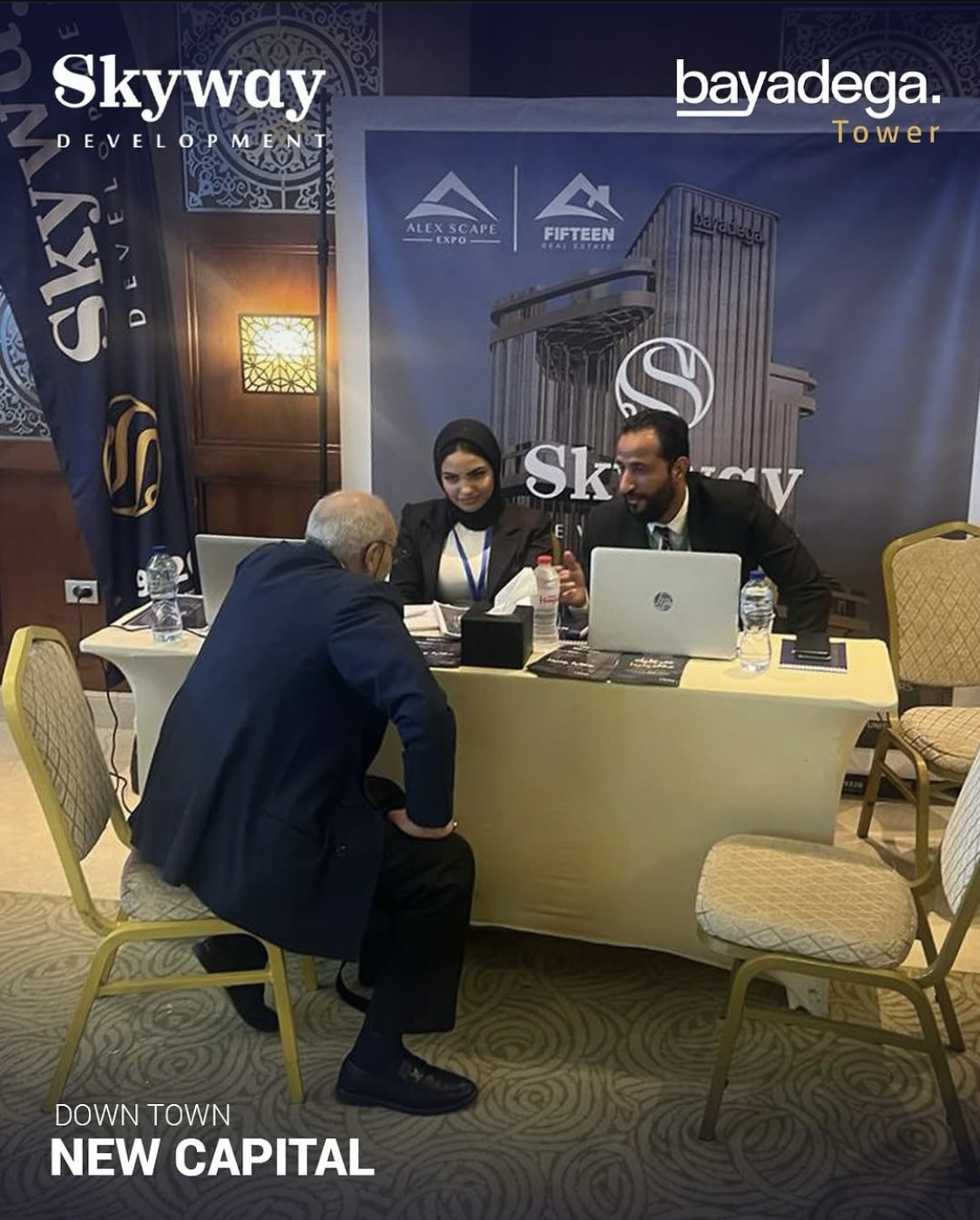 فريق سكاي واي العقاري أثناء شرح المشروعات